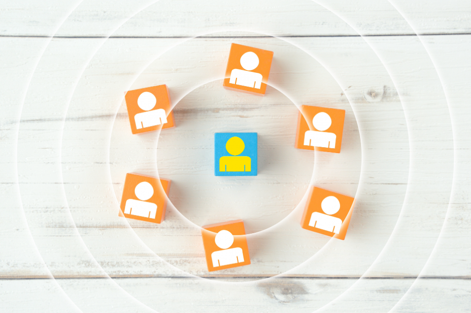 人型の絵文字が書いた積み木が並ぶ様子