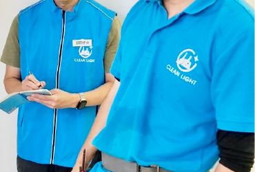 現場見学をする男性