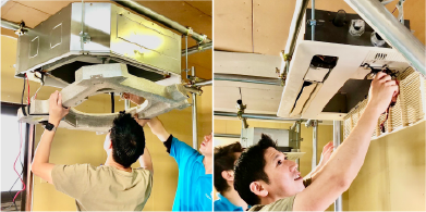業務用エアコンを分解する男性
