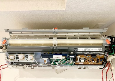 解体されたエアコン