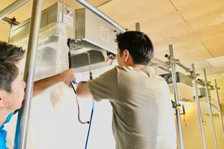 エアコン清掃する二人の男性