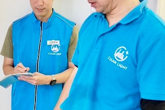 説明を受ける男性